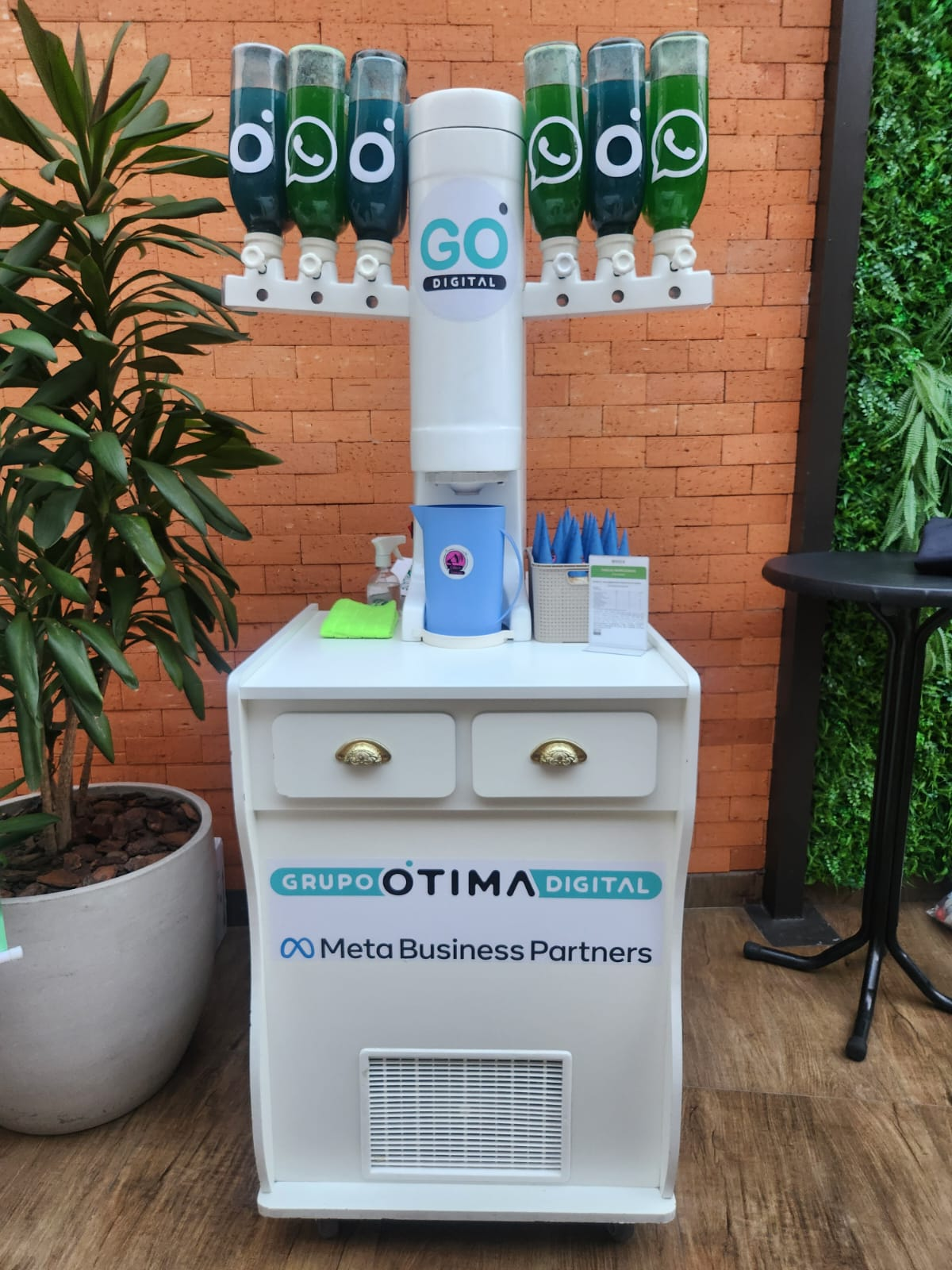 Máquina de sorvete personalizada em evento corporativo